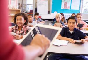 Учениците учат по-ефективно от книжни учебници, отколкото от екран