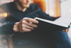  Писател създава роман от над 50 000 думи, без да използва буквата „е”