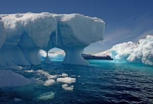Гигантска пукнатина в шелфа в Антарктида