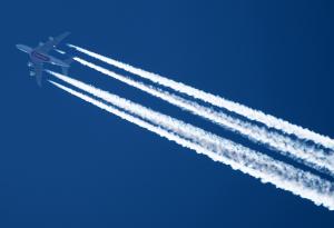 Вредни ли са за здравето следите, които самолетите оставят в небето