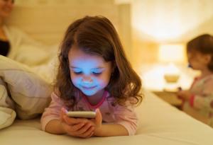 Специалист по наркоманиите: Даването на смартфон на дете е като даване на грам кокаин