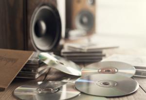 Как да си направим лампа от рециклирани CD-та за 2 минути