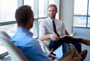 Защо е толкова трудно да поддържаме контакт с очи, докато водим разговор?