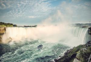 29 март 1848 – Ниагарският водопад престава да тече