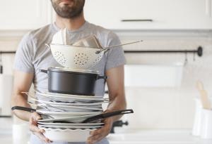 Виц: Стига си мил тези чинии!