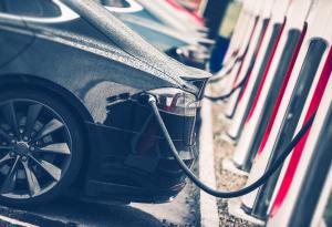 Британските власти ще намалят високите такси за зареждане на електрическите автомобили
