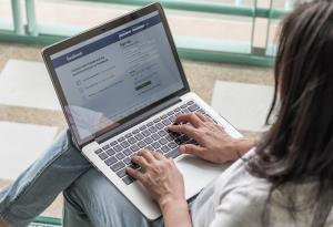 С тези клавишни комбинации ще браузвате из Facebook като професионалисти