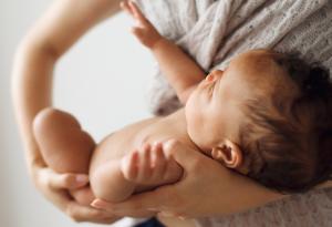 Педиатър демонстрира как да успокоим плачещо бебче