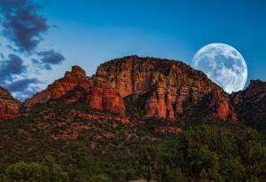 Утре ни очаква едно изключително рядко лунно явление