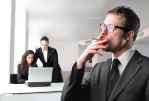 Виц: Пушене в работно време