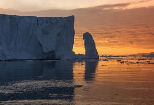 Видео: Полет над Арктика
