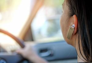 Хендсфрито ви разсейва по време на шофиране толкова, колкото и стандартното говорене по телефона