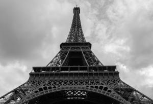 Айфеловата кула е с до 17 см по-висока през лятото