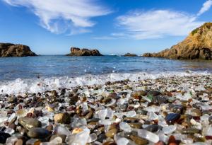 Разходете се по стъкления плаж в Калифорния