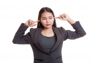 Сериозно, спрете да почиствате ушите си с памучни клечици