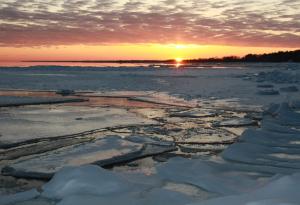Ледът по езерото Мичиган се натроши като стъкло