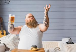 Виц: Само алкохолиците пият сами