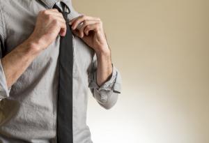 Това видео на 20 непознати, които се разсъбличат един друг, е неудобно и секси едновременно