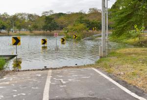 Видео: Наводнение изяжда асфалтов път