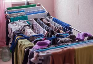 Учени: Сушенето на дрехи вкъщи е опасно за здравето