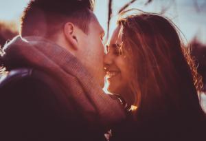 Видео: 15-те най-добри целувки в киното