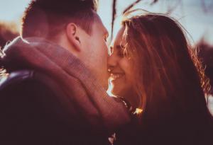 Видео: Едновременни целувки 