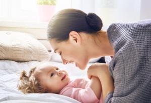 Гласът на майката помага на бебетата да се хранят