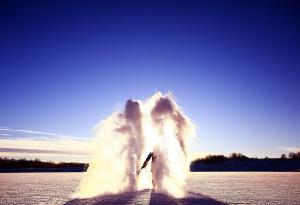 Защо горещата вода замръзва по-бързо от студената?