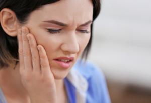 Има връзка между мигрената и често срещан проблем с челюстта
