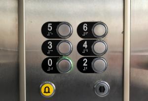 Бутоните в асансьора са по-мръсни от тоалетната