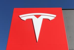 Хората използват стари батерии от лаптопи, за да направят собствени домашни акумулаторни станции