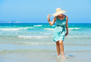 Сините дрехи пазят най-добре от слънцето