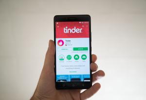 Социален експеримент на Tinder разкрива предразсъдъците към хората с наднормено тегло