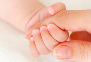 Любящата прегръдка на една майка спасява живота на нейното умиращо бебенце