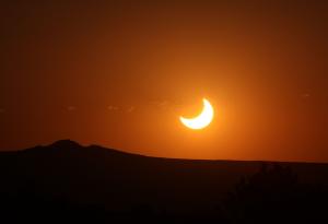 Слънчево затъмнение със супер Луна ще се случи на петък 13-и, но малцина ще го видят