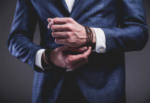 Виц: За хората в костюми