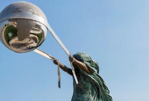 Една поразителна скулптура на Майката природа, въртяща Земята