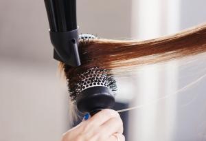 Грешките, които допускаме, когато сушим косата си със сешоар