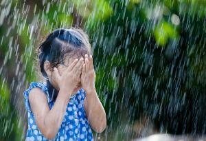  Едно момиченце за първи път вижда дъжд - реакцията й е невероятна!