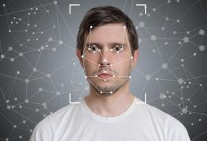 Жената, която вижда лицата на хората като лица на дракони