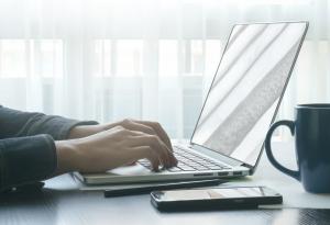 Европейският парламент увеличава правата на потребителите онлайн и офлайн