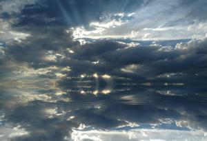 Божествената красота на крепускуларните слънчеви лъчи