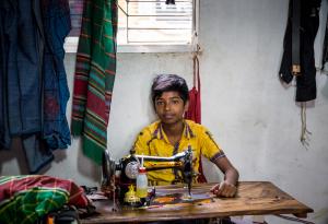 Историята на децата без детство, които шият дрехите ни