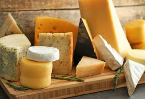 Учени: Кашкавалът и сиренето намаляват лошия холестерол