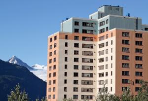Почти всички жители на едно малко градче в Аляска живеят в тази сграда