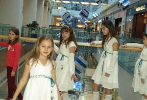 Второкласничка от Варна сътвори коледна песен за децата 