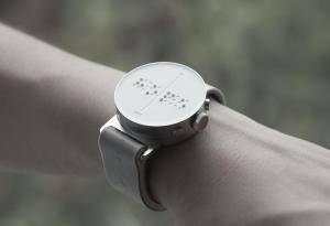 Първият в света брайлов умен часовник позволява на слепите да усещат съобщенията на екрана