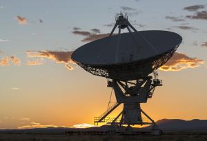 Астрономи засякоха мистериозен радио сигнал, идващ от подобна на Слънцето звезда