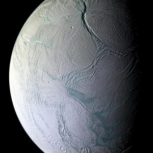 Откриха големи количества фосфор в океана под ледената повърхност на сатурновната луна Енцелад