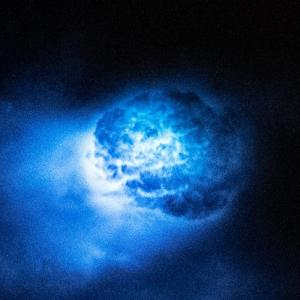 Впечатляваща снимка на NASA улавя сюрреалистичните сияния на мълния и лунната светлина